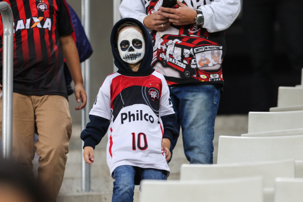 Athletico ou Coritiba? Criança escolhe time após ver jogos nos estádios