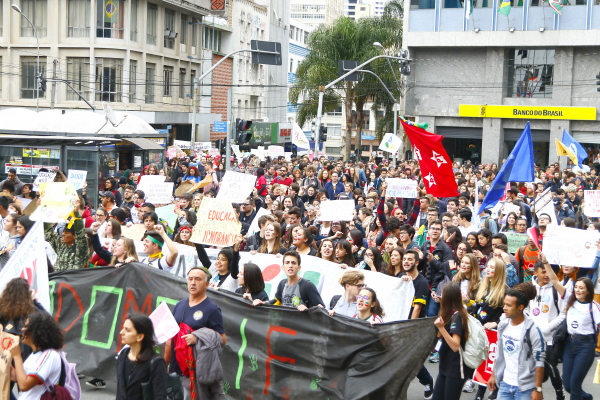 PROTESTO PARALISA A AL; DIRETOR ENVOLVIDO  - Bem Paraná