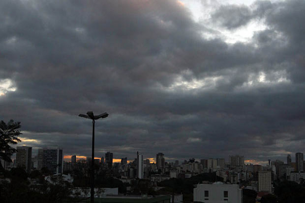 Prefeitura de Curitiba - É sério. Temos chuvisco leve agora, com  possibilidade de chuva, nublado, parcialmente nublado e neblina. Tudo  previsto para o dia de hoje.