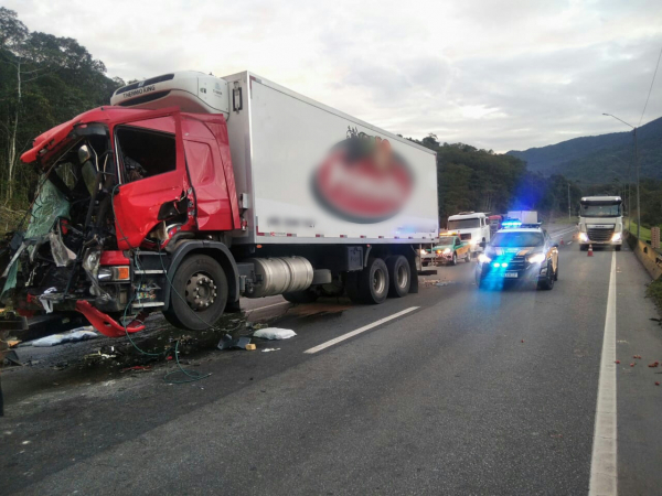 Acidente entre caminhões interdita faixa da BR-277, em Morretes - Massa News