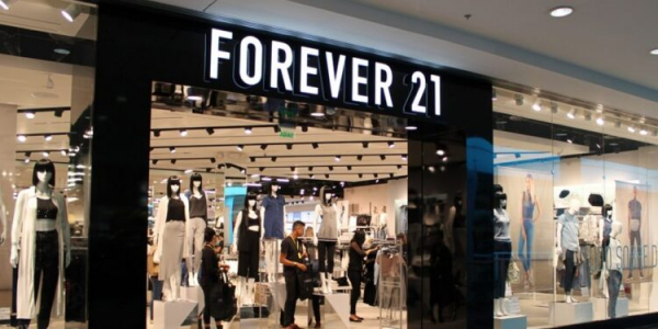Forever 21 deve fechar suas 15 lojas no Brasil e realiza