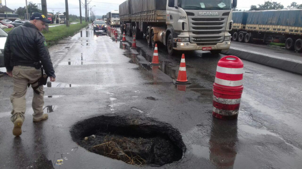 Cratera se abre na BR-277, em Curitiba, e interdita parte da pista