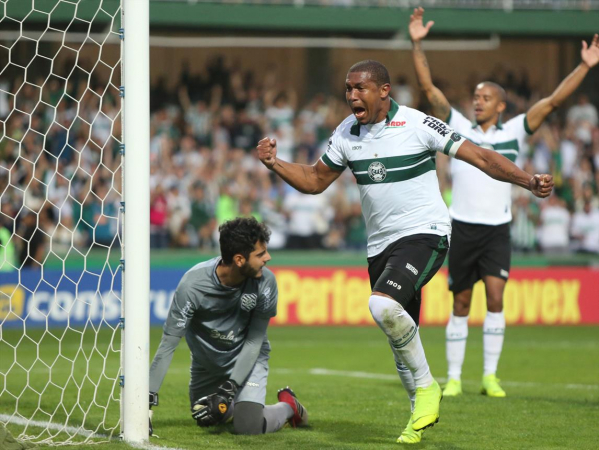 Em 5 jogos pelo Coritiba, Kléber Gladiador já faz o mesmo que em 2