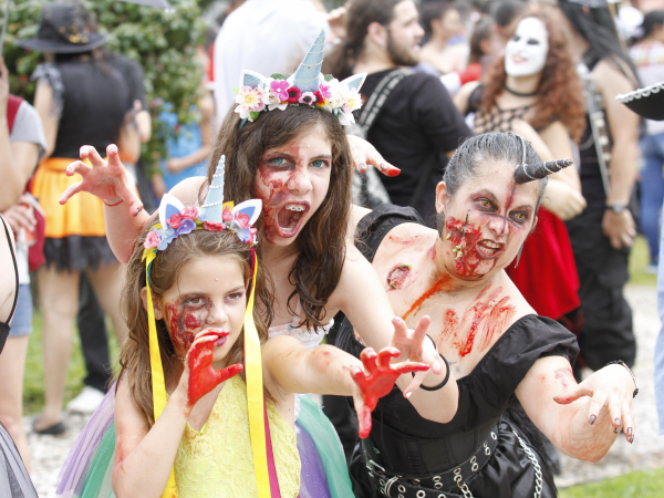 Crianças aprendem maquiagem de zumbis para o carnaval; 'É legal, engraçado  e dá para assustar as pessoas', Paraná