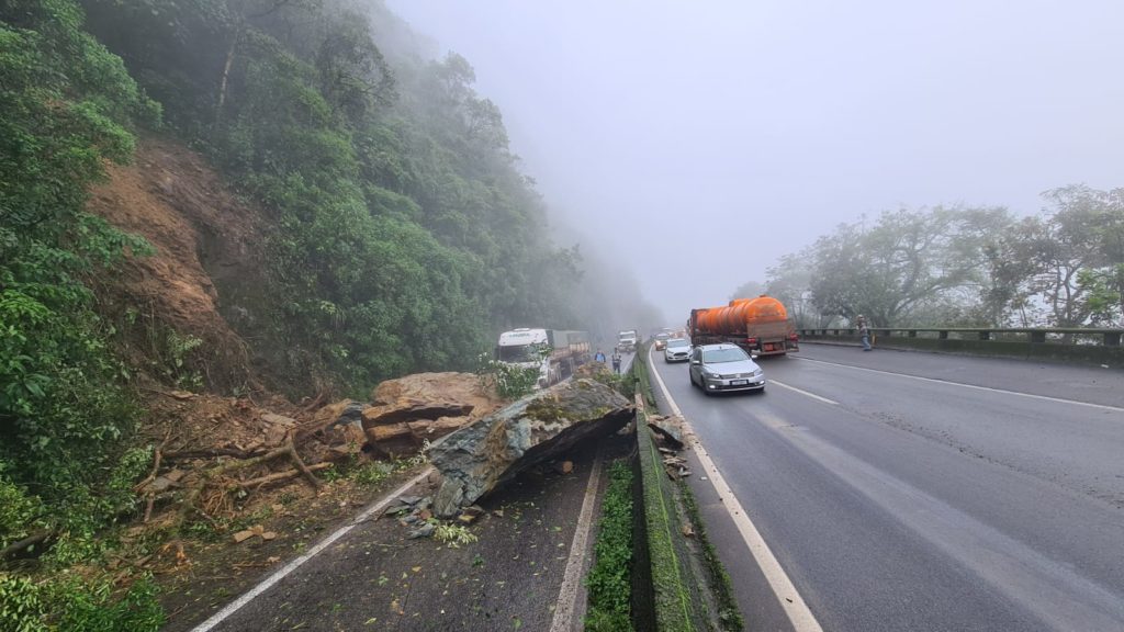 Queda de barreira interdita BR-277 que dá acesso ao litoral do Paraná