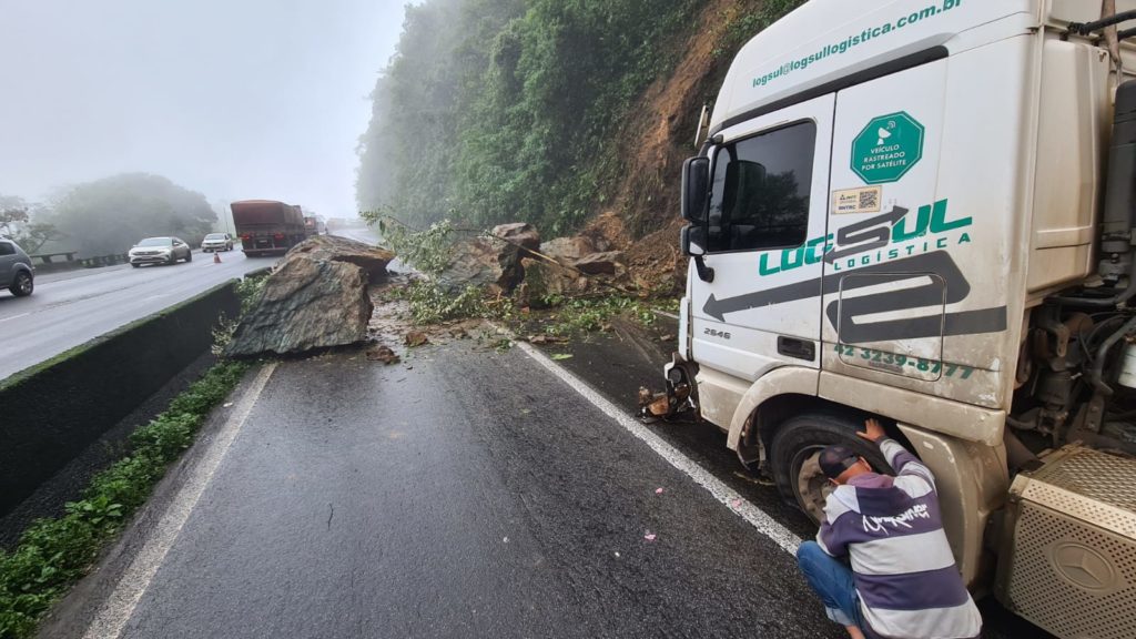 Queda de barreira interdita BR-277 que dá acesso ao litoral do Paraná