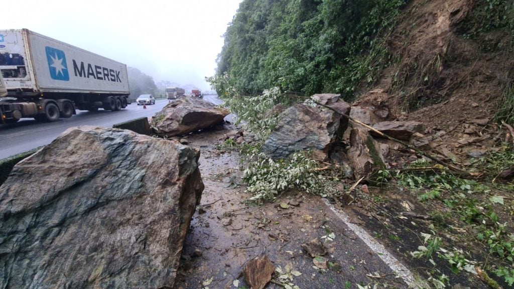 Queda de barreira interdita BR-277 que dá acesso ao litoral do Paraná