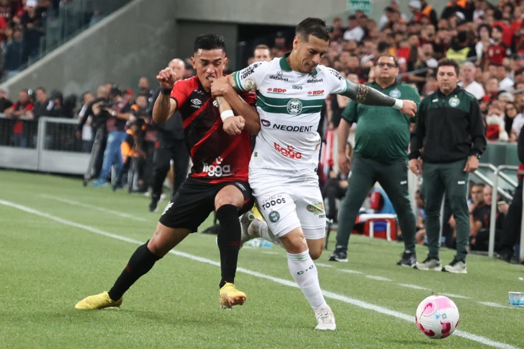 PR - Curitiba - 23/04/2022 - BRASILEIRO A 2022, ATHLETICO PR X FLAMENGO -  Vitinho jogador do Athletico-PR disputa lance com Isla jogador do Flamengo  durante partida no estadio Arena da Baixada