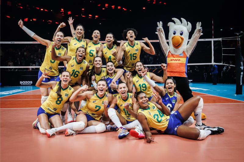 No tie-break, seleção brasileira feminina de vôlei bate o Japão e