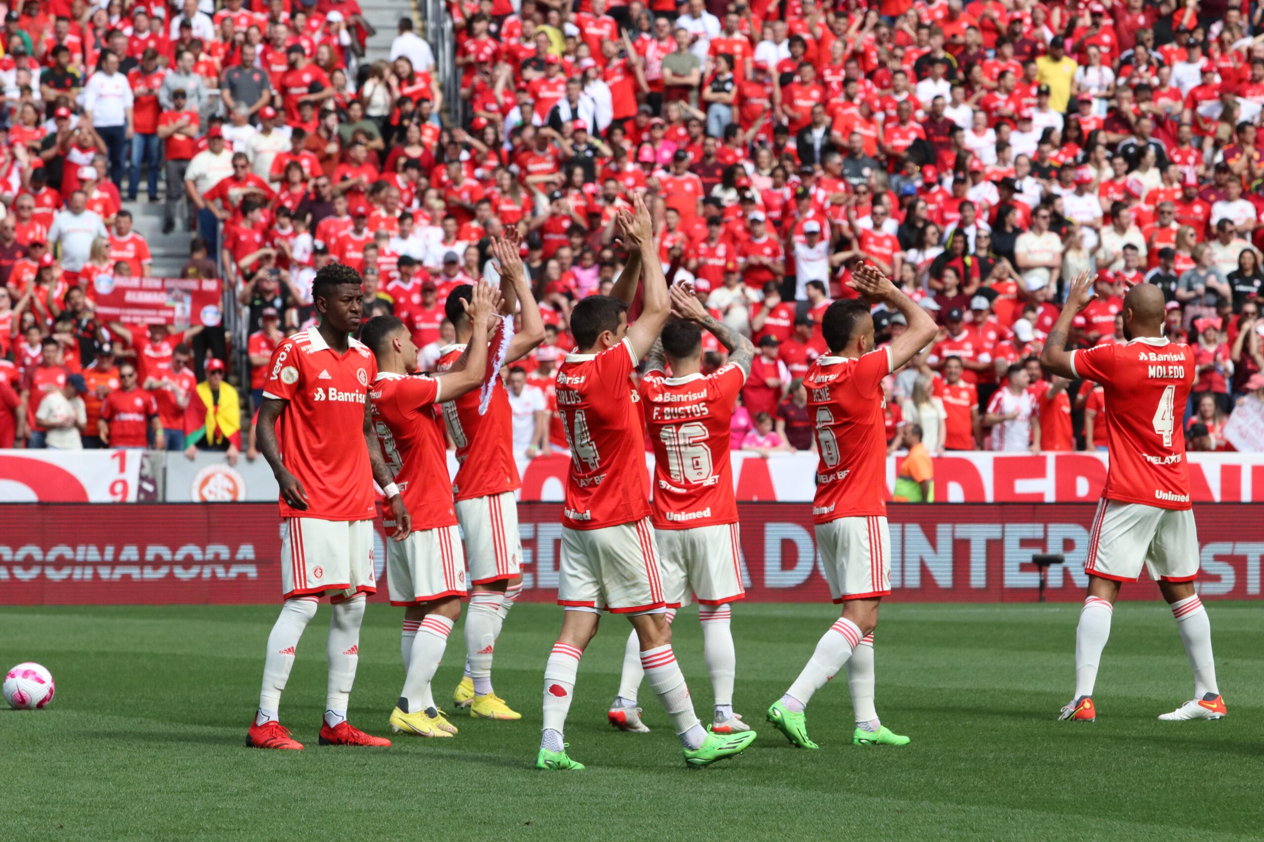 Santos emplaca cinco partidas sem perder no Brasileirão e chega