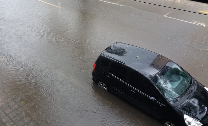 Prefeitura de Curitiba - É sério. Temos chuvisco leve agora, com  possibilidade de chuva, nublado, parcialmente nublado e neblina. Tudo  previsto para o dia de hoje.