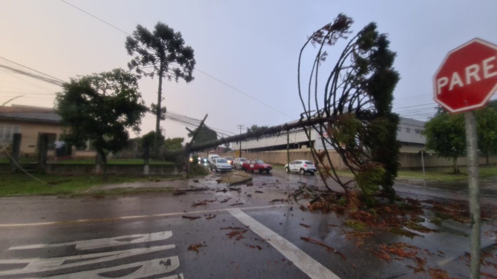 Incêndio atinge apartamento no bairro Boqueirão, em Curitiba - Bem