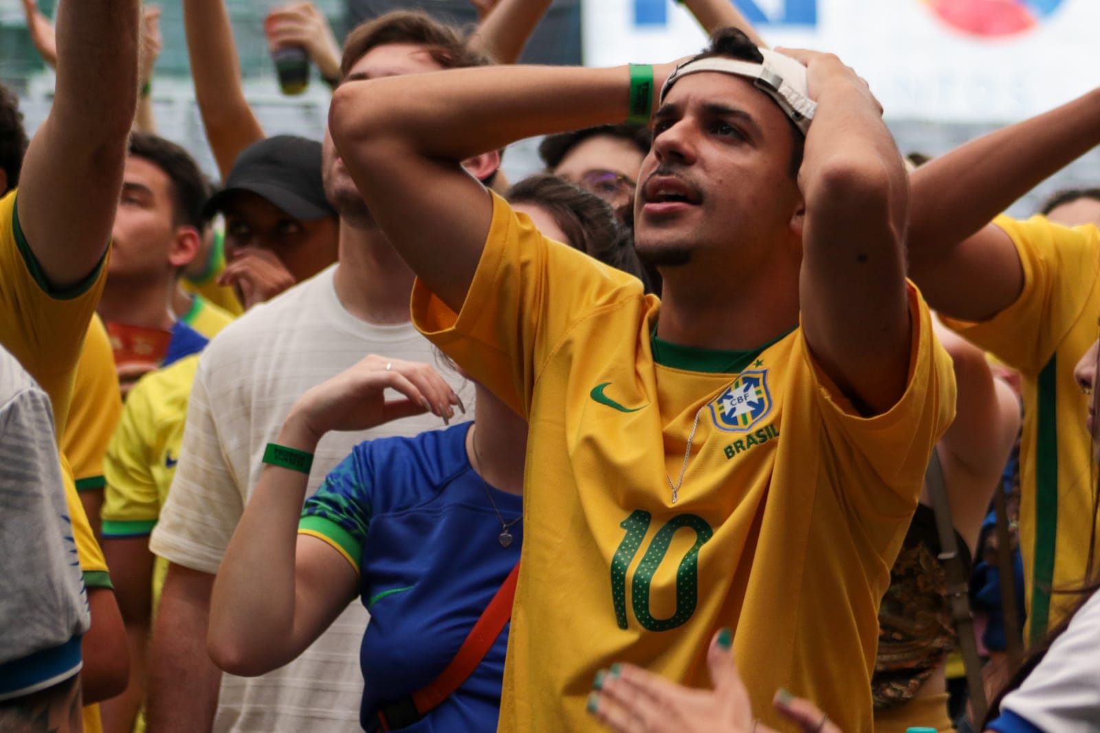 Tristeza permanece na chegada de seleção ao Brasil
