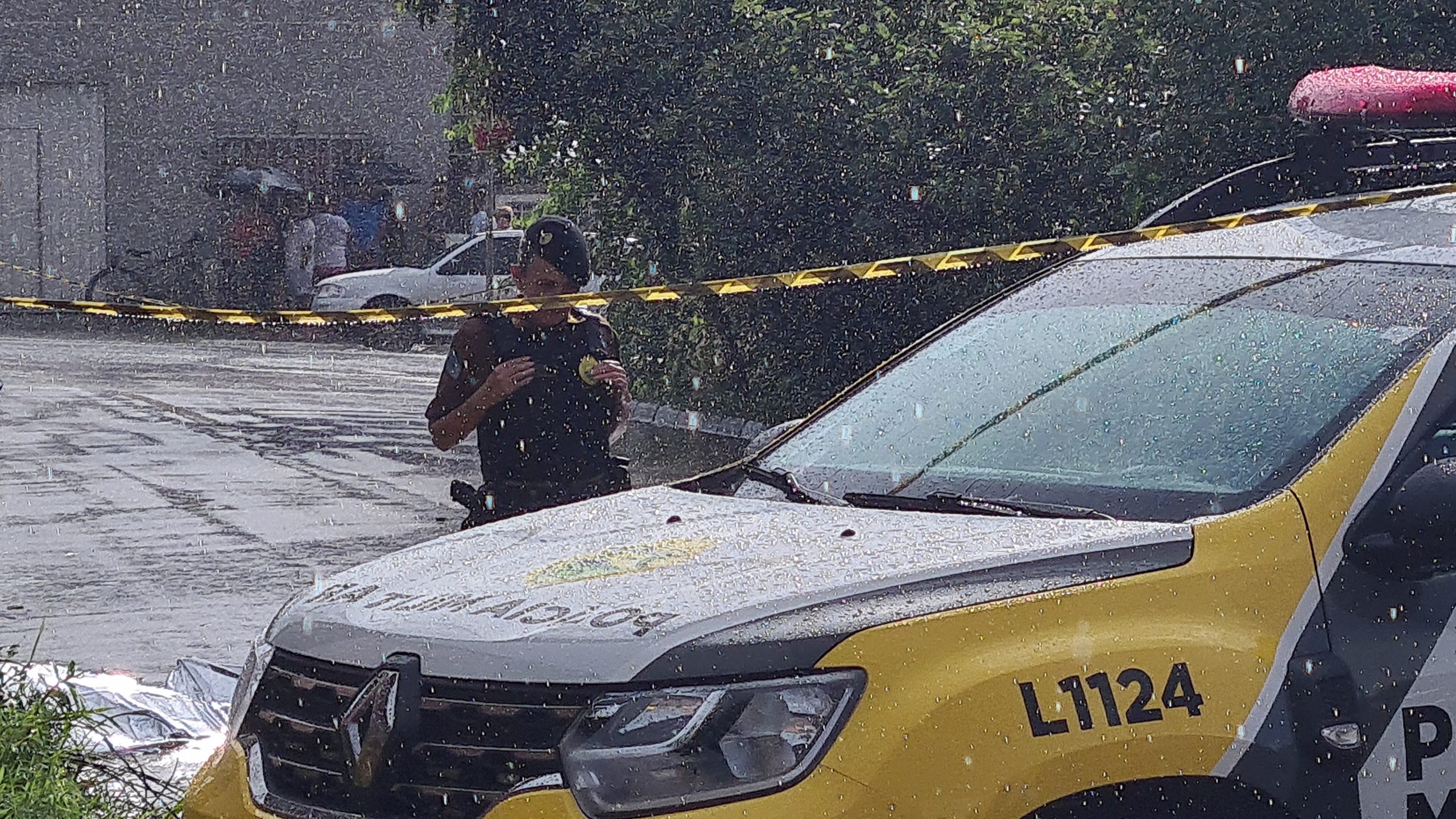 Homem é Morto Com Vários Tiros E Corpo é Deixado Em Rua Do Parolin Em Curitiba Bem Paraná 9959