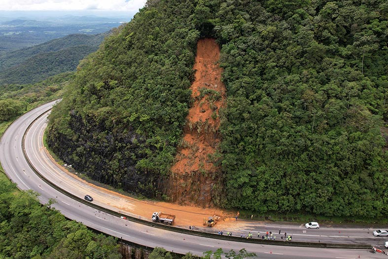 Restrição de caminhões na BR-277 passa a valer no litoral