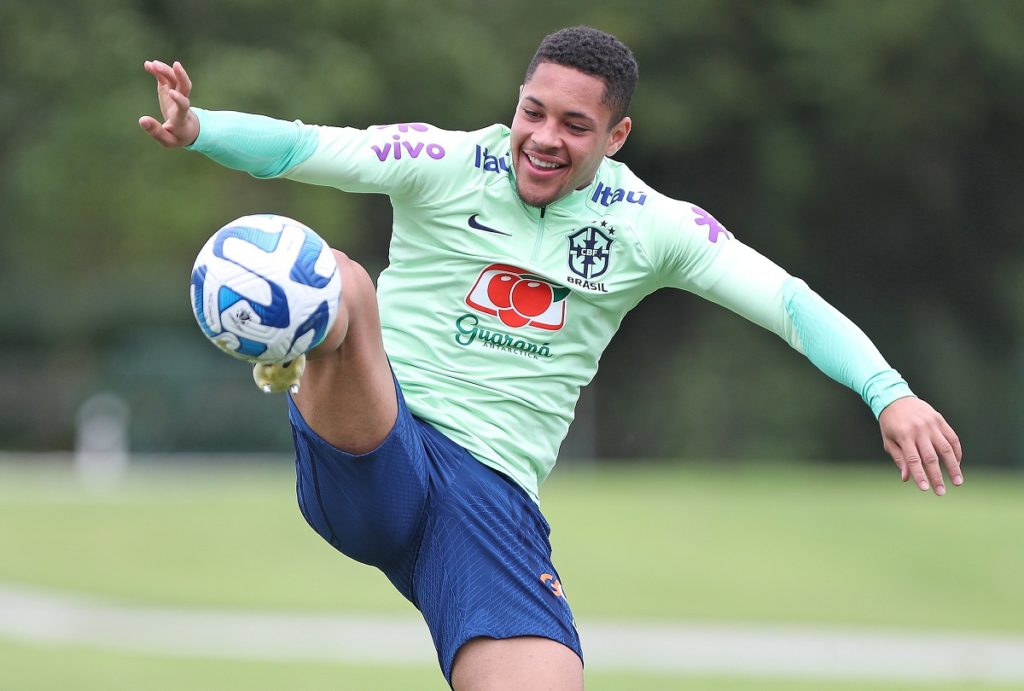 Vitor Roque em treino da seleção brasileira sub-20