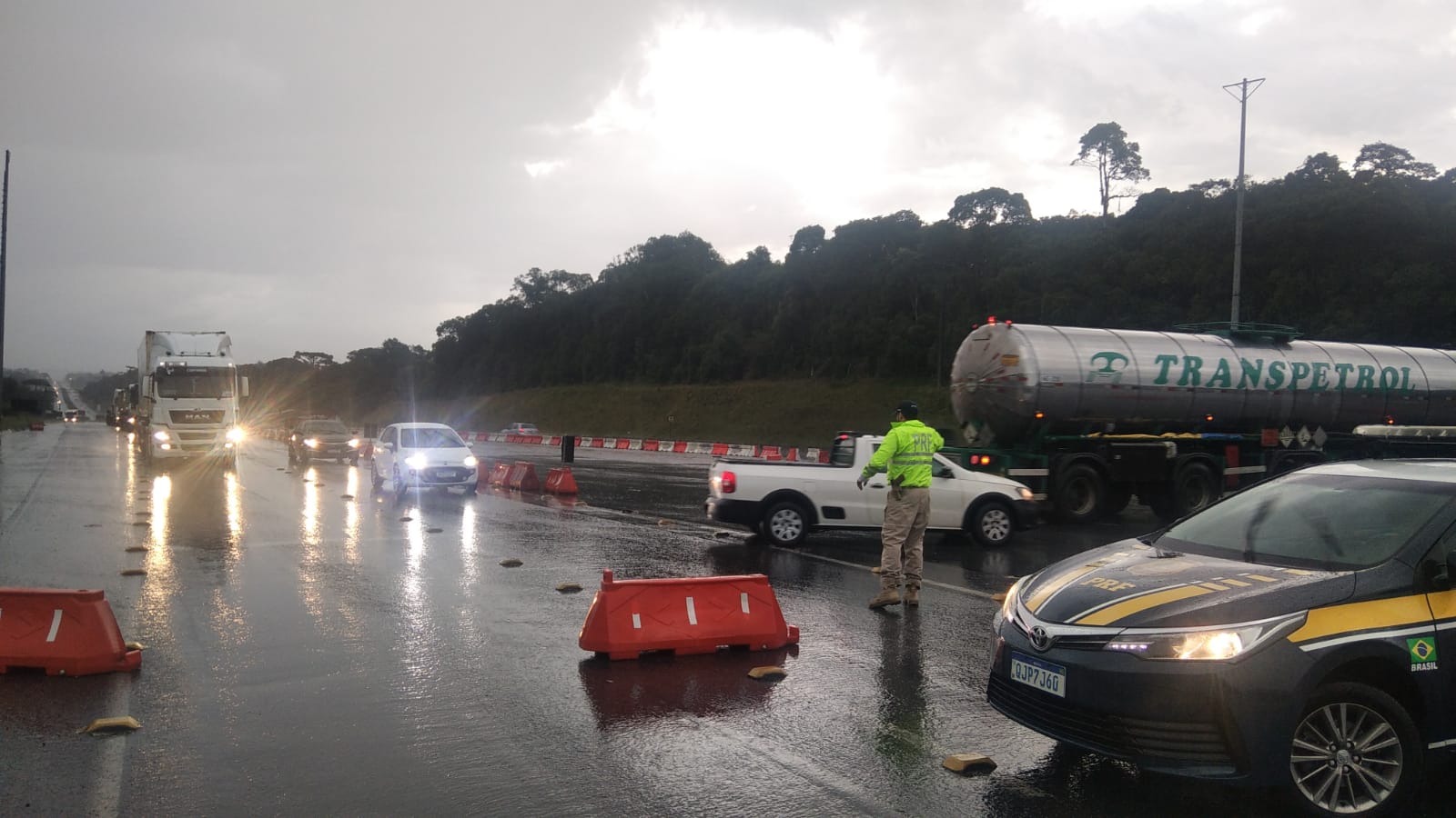 Rodovias Paraná on X: ⚠️BR-277 KM: 60 (São José dos Pinhais sentido  Paranaguá) CONDIÇÕES DA VIA: Fluxo bloqueado no sentido litoral. Retenção  de veículos devido à novo deslizamento no km 40, região