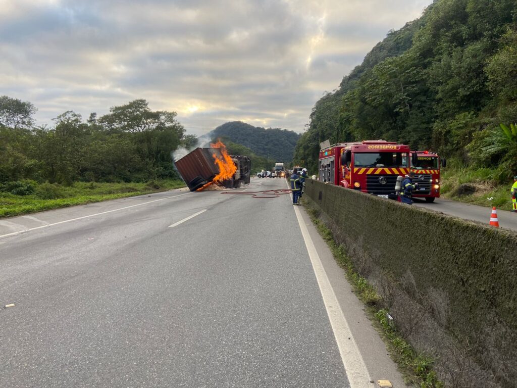 Engavetamento bloqueia BR-277 sentido Litoral por mais de 2 horas