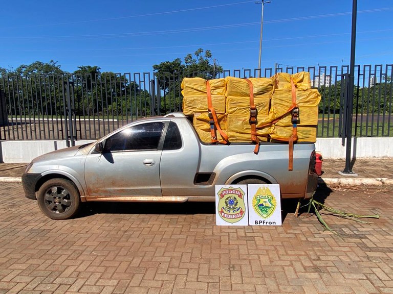 Pf E Bpfron Apreendem Carro Abarrotado Com Cigarros Contrabandeados No Paraná Bem Paraná