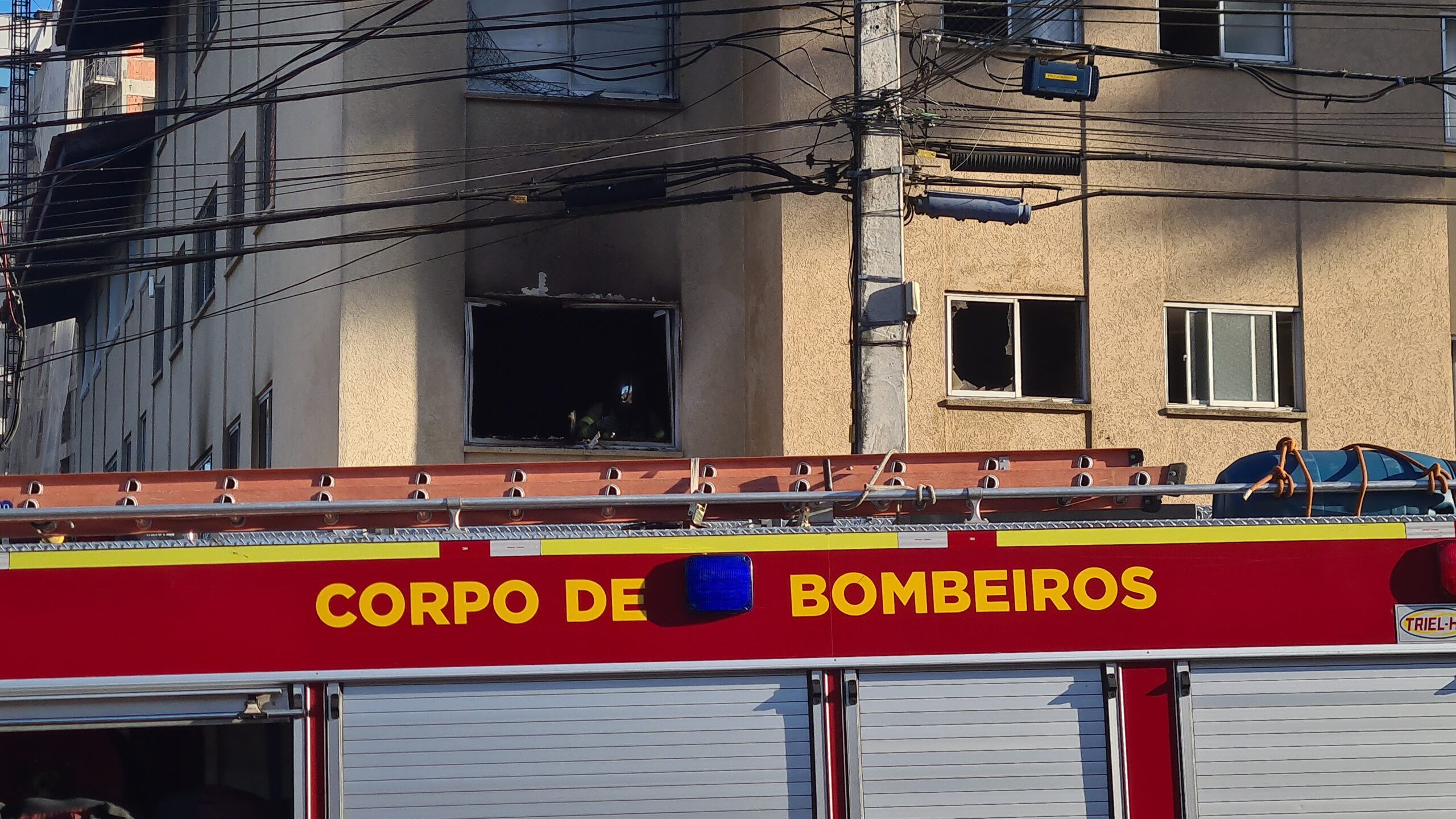 Incêndio atinge apartamento no bairro Boqueirão, em Curitiba - Bem