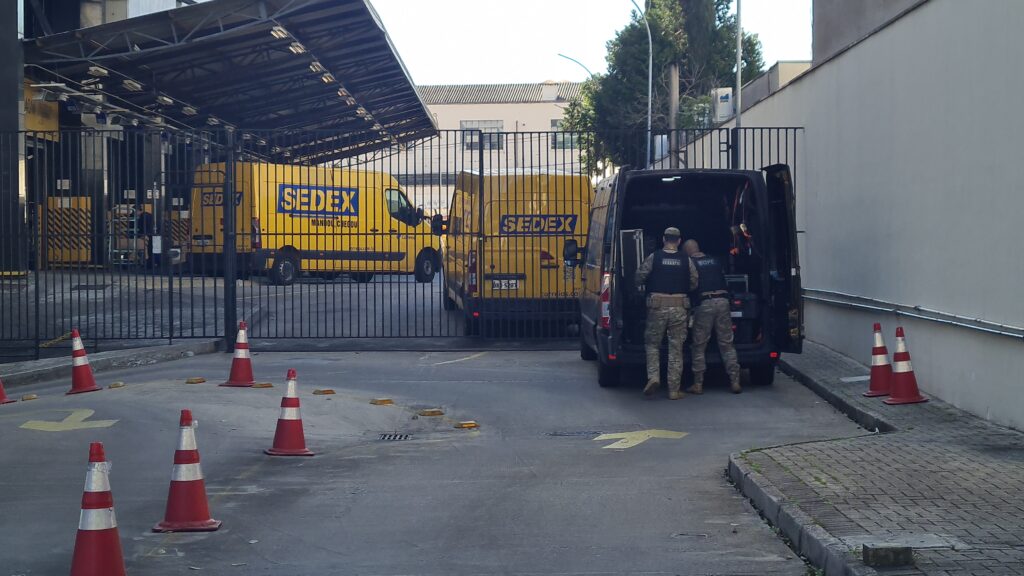 Policiais Militares são chamados à Central de Distribuição dos Correios, em Curitiba; caixa com produto inflamável ameaça explodir. (João Frigério)