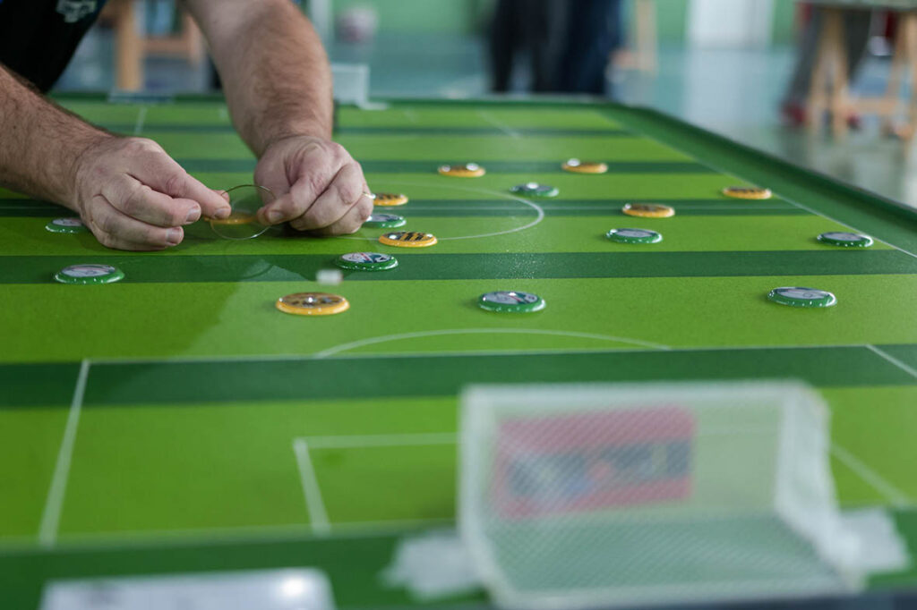 Paixão do campo para a mesa: futebol de botão une gerações no