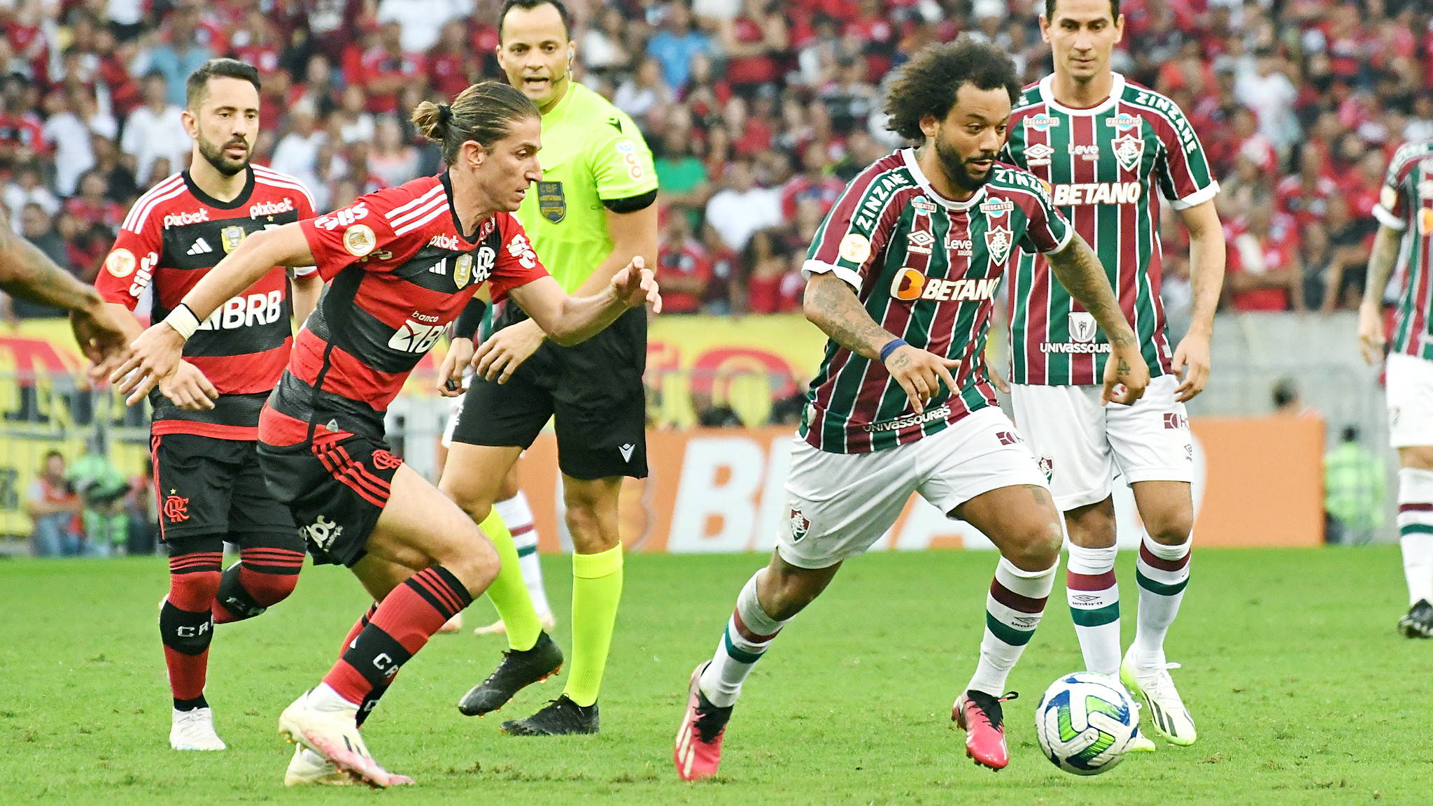 Flamengo e Fluminense fazem clássico de tempos distintos e empatam