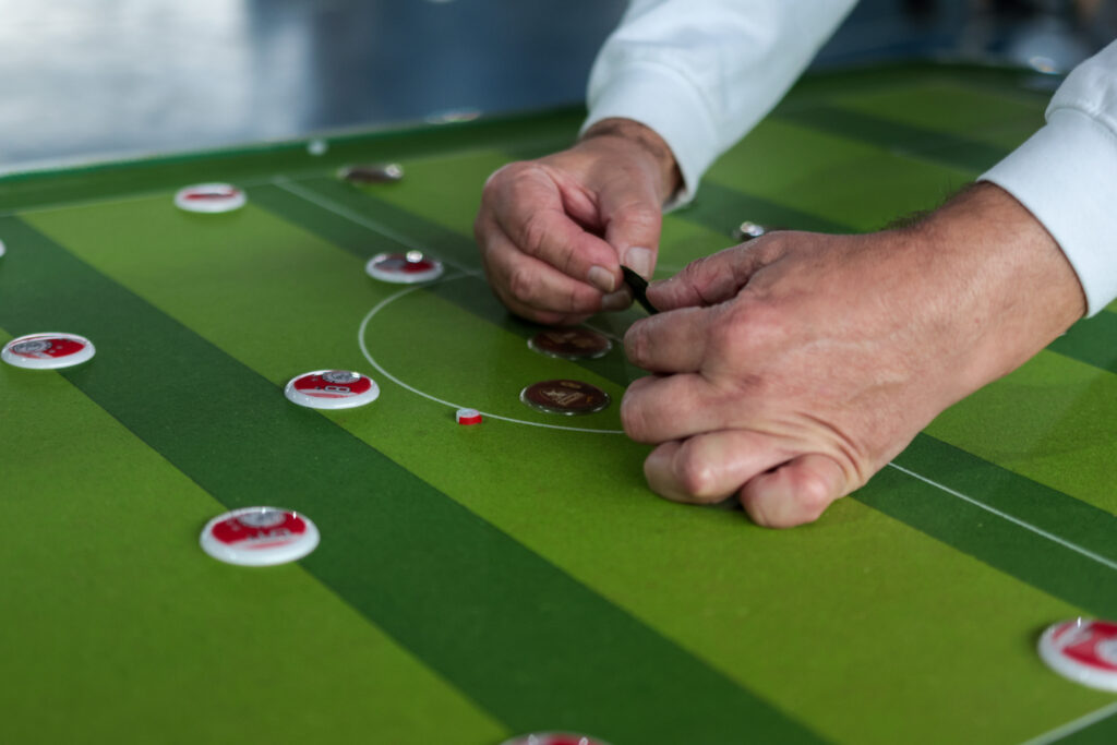 Paixão do campo para a mesa: futebol de botão une gerações no