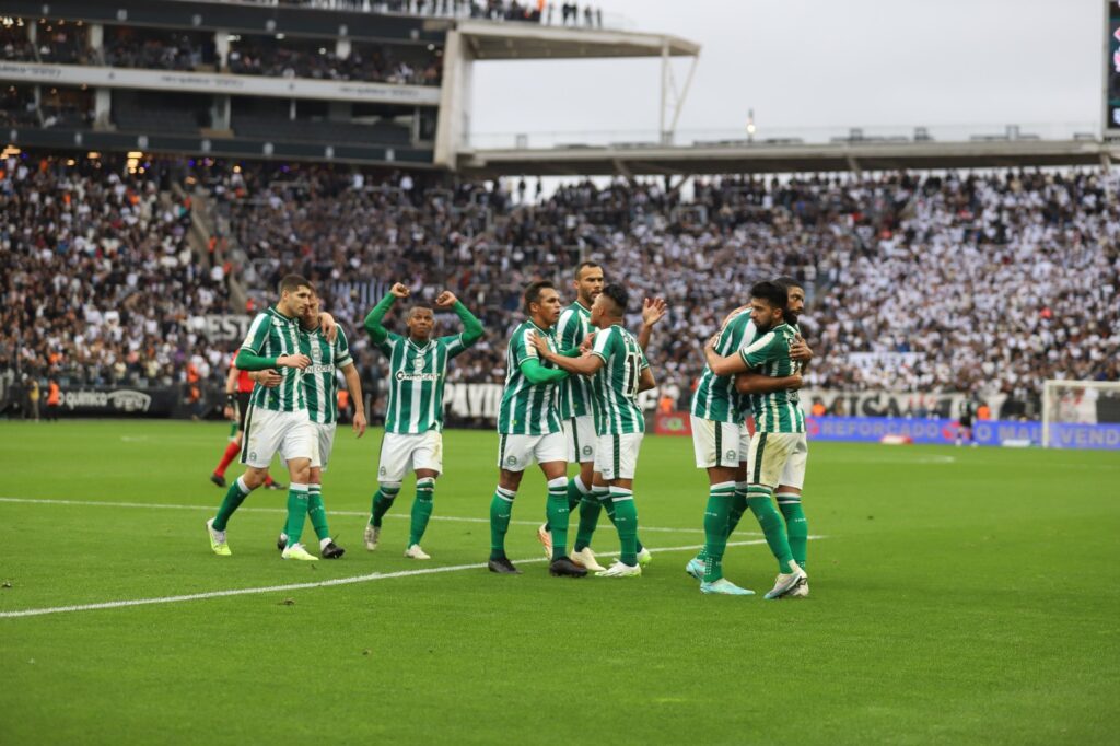 Corinthians bate Coritiba de virada e chega a 11 jogos invicto