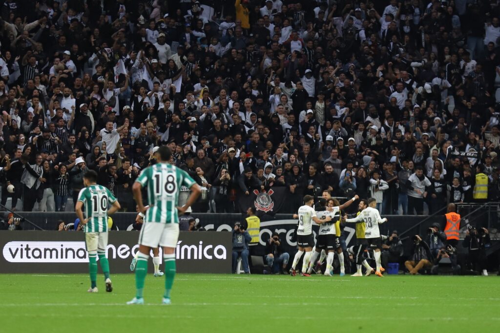 Corinthians bate Coritiba de virada e chega a 11 jogos invicto