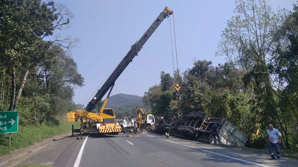 Acidente bloqueia BR-277 em Balsa Nova