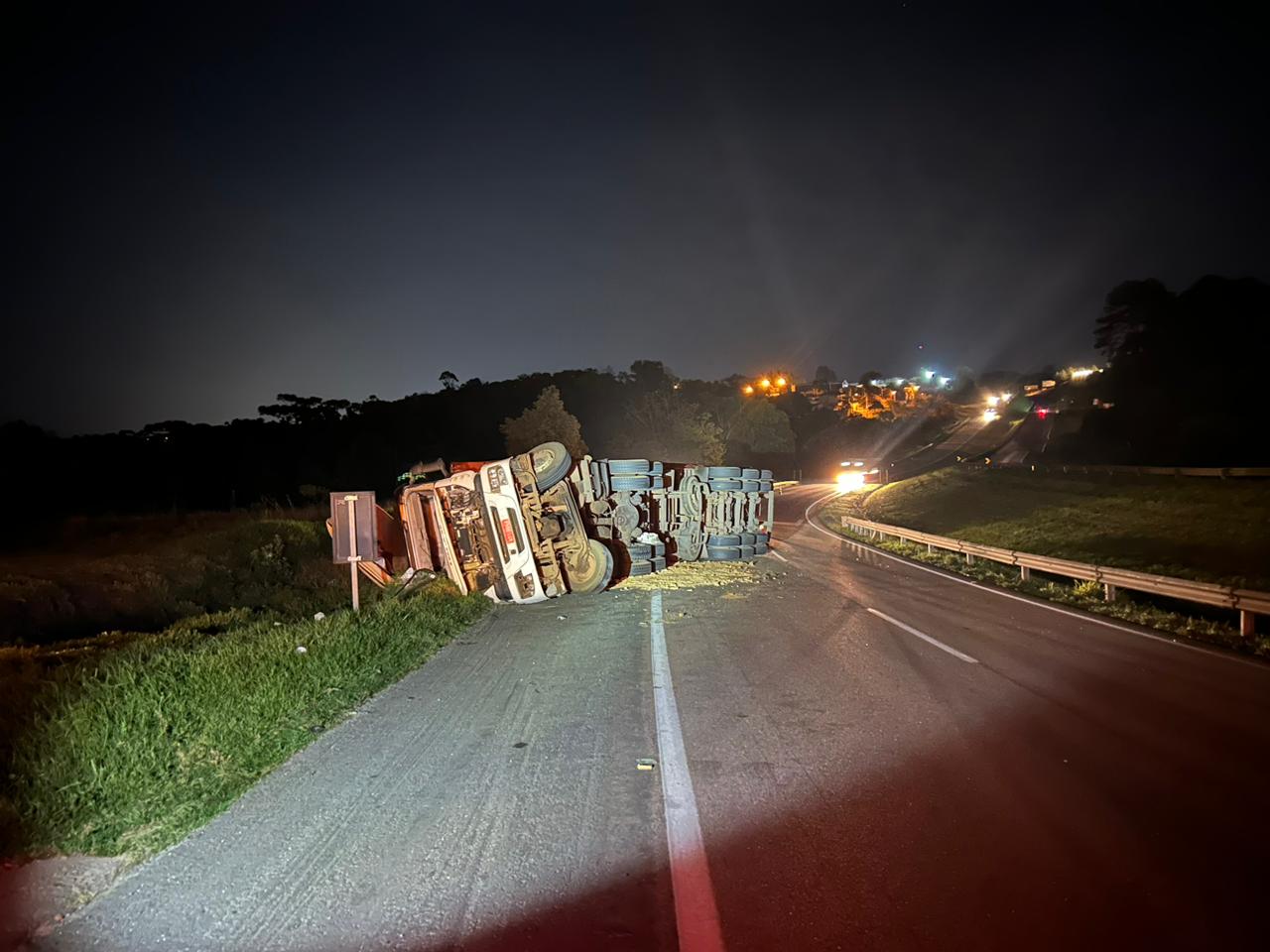 Caminhão-tanque incendeia e interdita BR-277 entre Curitiba e Campo Largo -  Jornal União Campina Grande do Sul