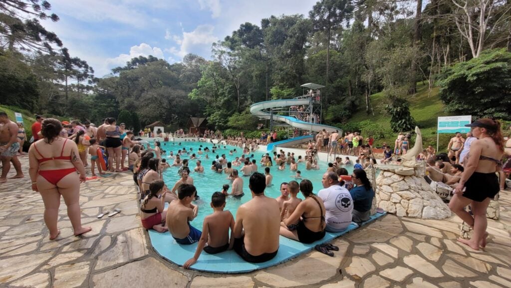 Calorão lota piscinas da Estância Ouro Fino, na Grande Curitiba. Veja fotos  - Bem Paraná