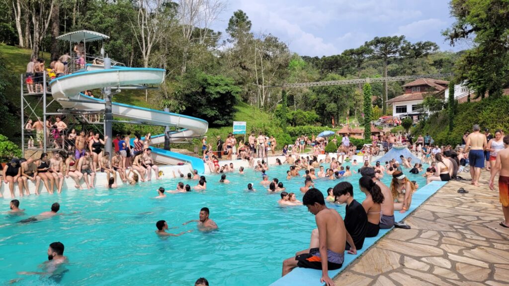 Calorão lota piscinas da Estância Ouro Fino, na Grande Curitiba. Veja fotos  - Bem Paraná