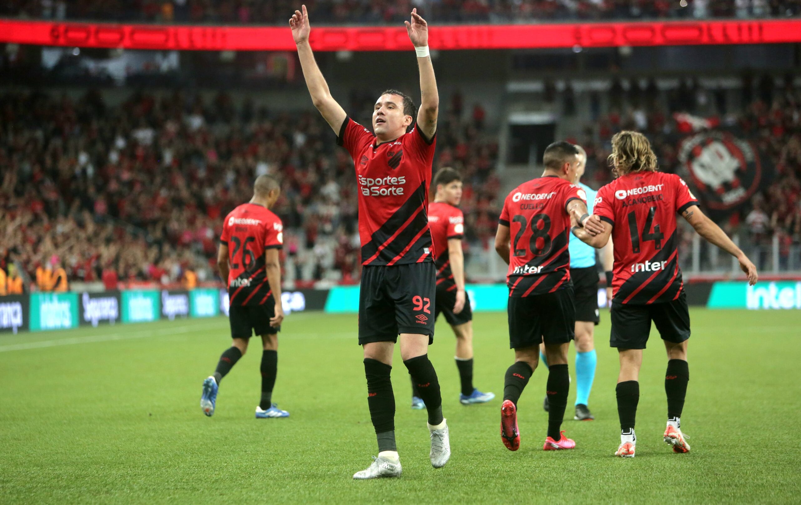 Wesley 'domina' lado direito e se destaca em jogo do Flamengo sobre o Grêmio,  na Copa do Brasil