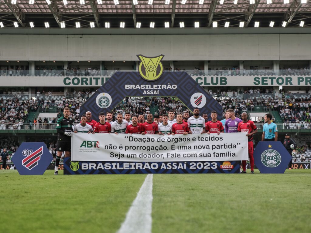 Coritiba vence Athletico-PR em clássico e encerra seca de 8 jogos