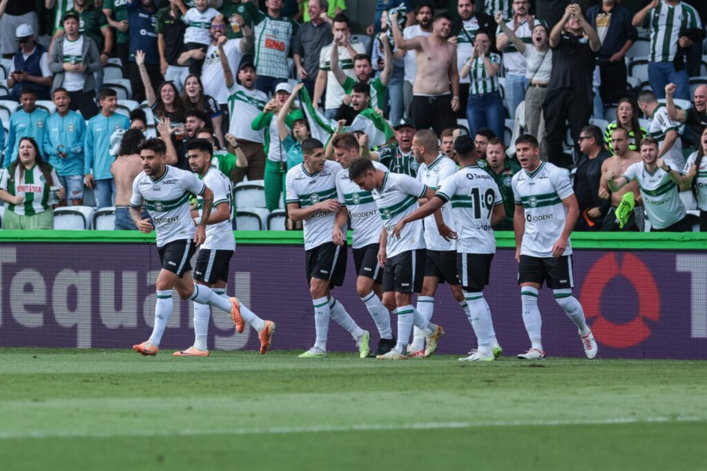 Coritiba domina o Athletico e vence o clássico Athletiba no Couto