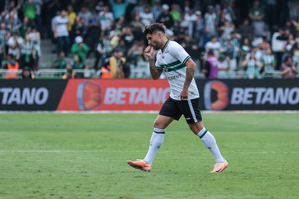 Coritiba domina o Athletico e vence o clássico Athletiba no Couto