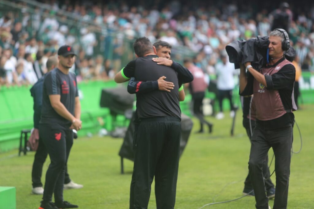 Coritiba domina o Athletico e vence o clássico Athletiba no Couto