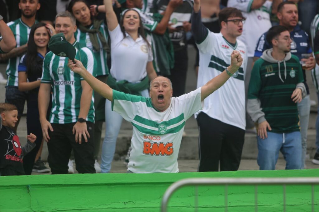 Coritiba domina o Athletico e vence o clássico Athletiba no Couto