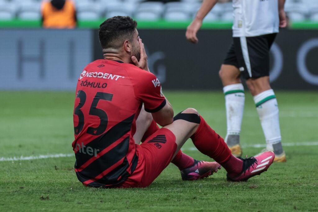 Coritiba domina o Athletico e vence o clássico Athletiba no Couto