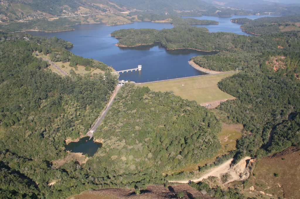 Chuvas intensas: canal de drenagem é aberto para reduzir pressão na  estrutura da Represa do Capivari, na Grande Curitiba - Bem Paraná