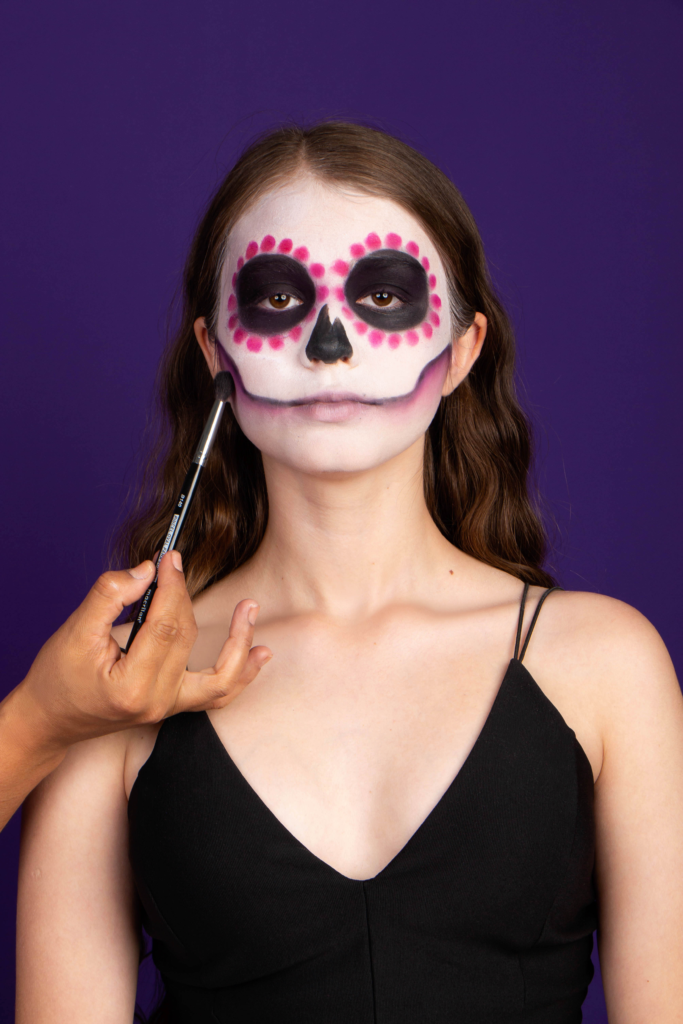 Aprenda a fazer maquiagem de caveira no seu filho para se divertir no  Halloween