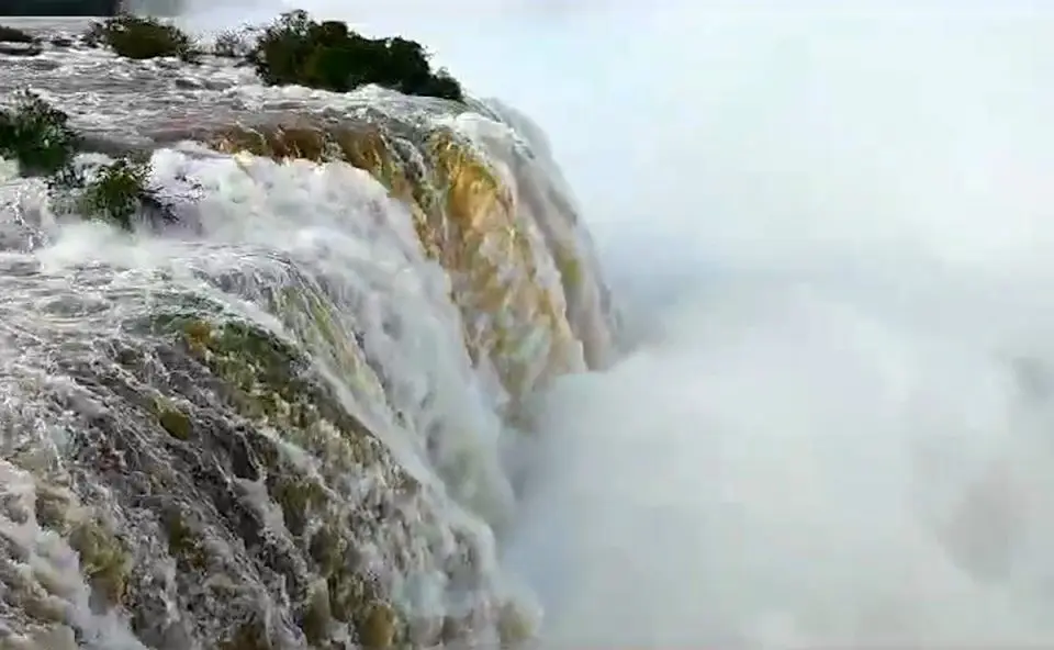 Primeiro Vídeo: Vazão das Cataratas do Iguaçu 5 vezes acima da média n