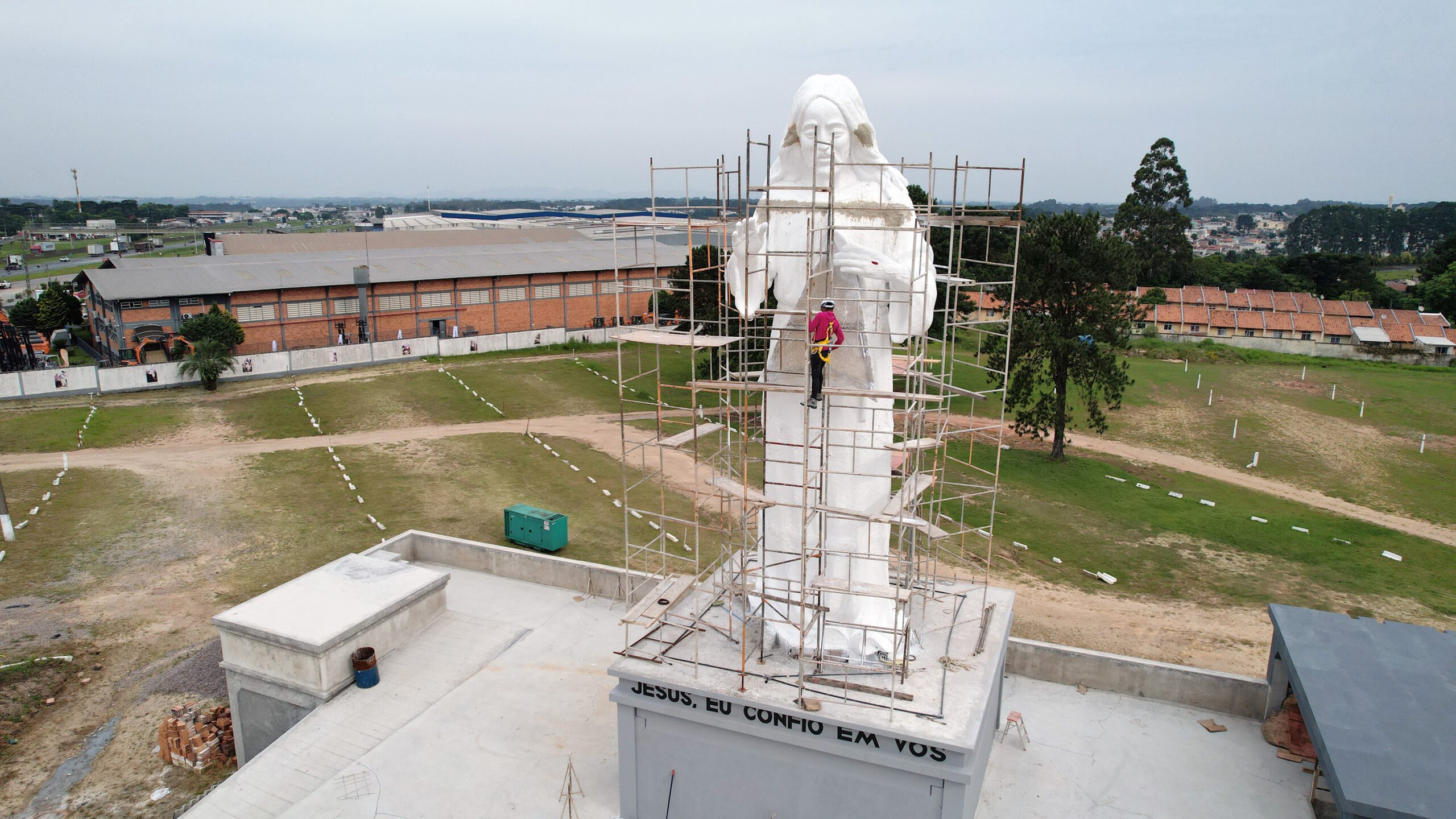 Estátua gigante passava pelos últimos ajustes na quinta-feira (Franklin de Freitas)