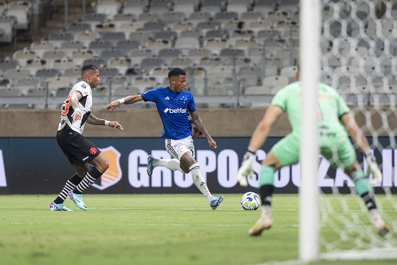 Cruzeiro e Vasco empatam no Mineirão vazio e continuam sob risco