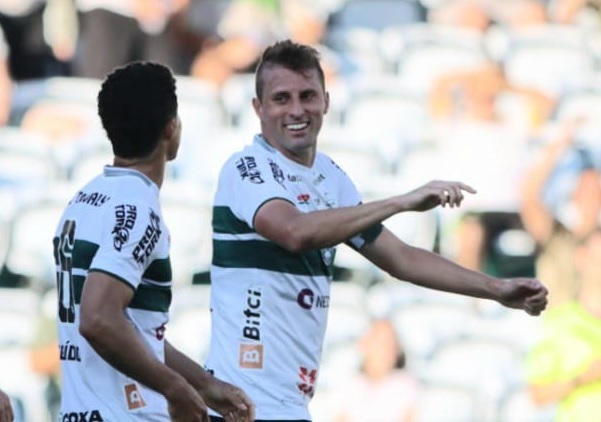 O zagueiro Henrique, do Coritiba