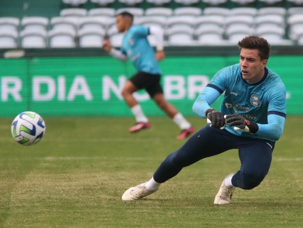 O goleiro LuanPolli, do Coritiba