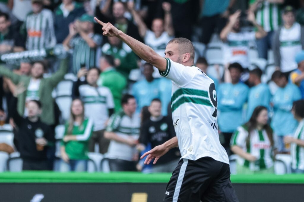 Slimani, do Coritiba, comemora gol no Atletiba, no Couto Pereira 