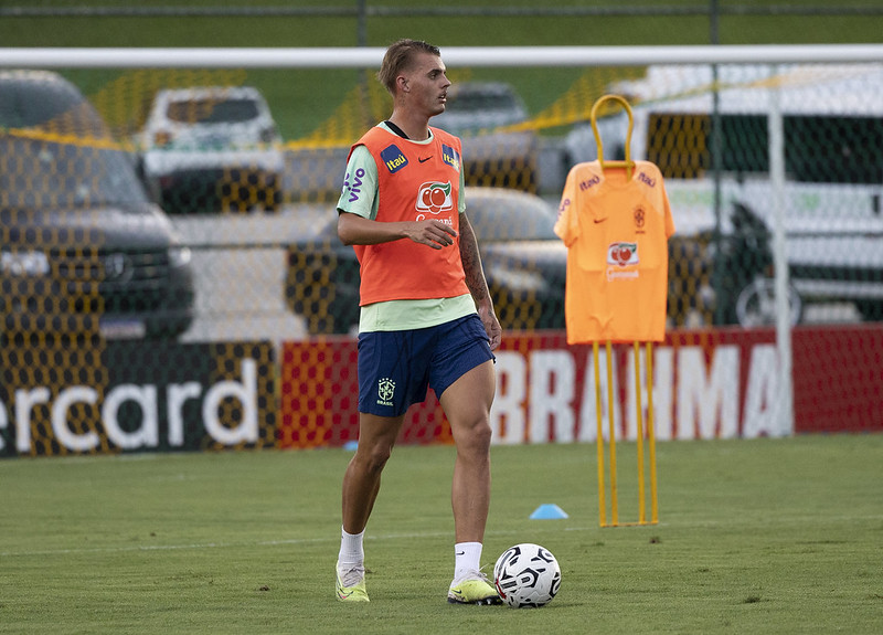 Zagueiro Luan Patrick, do Athletico Paranaense, em treino da seleção brasileira